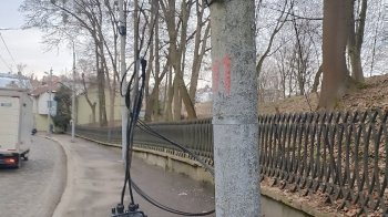 Львів’яни просять вирішити проблему електричних кабелів, що звисають над тротуаром (фото)