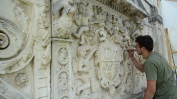 В Олеському замку відреставрували старовинний герб над головною брамою