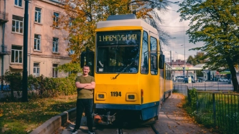 У Львові вперше в Україні водієм трамвая став ветеран з протезом