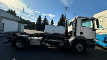 У Шегинях зупинили вантажівку, яку ввозили як гуманітарку