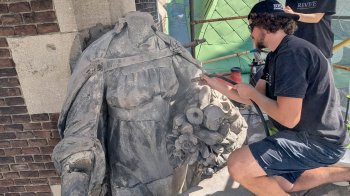Повернуть втрачені частини: у Львові реставрують столітню скульптуру