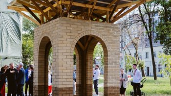 У Львові збудували перший в Україні меморіальний павільйон із пресованого ґрунту