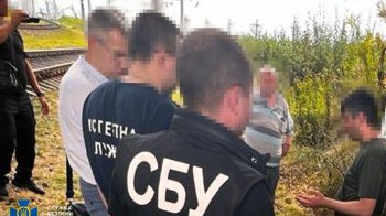СБУ затримала російського агента, який встановлював «маячок» на об’єкт Укрзалізниці (фото)