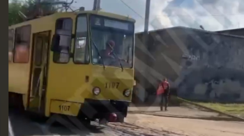 У Львові на Промисловій трамвай зійшов з колії: утворився затор (відео)