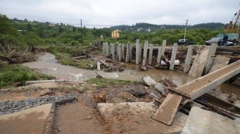 Повінь у Східниці: із будинків відкачали воду і чистять русла річок від сміття