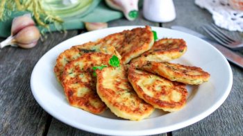 Класичні кабачкові оладки на сковороді