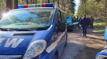 Машини стоять поряд із місцем, де нібито знайшли уламки ракети