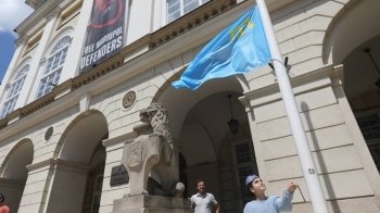 Над львівською Ратушею підняли кримськотатарський прапор
