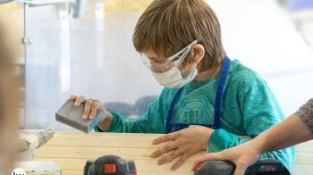 Добра справа: як у Львові діти виготовляють будки для собак з притулку (Фото)