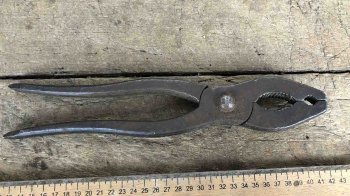 Двоє мешканців Львівщини катували чоловіка пласкогубцями через крадіжку на цвинтарі