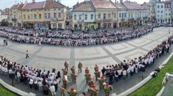 На Львівщині встановили національний рекорд України з вишитих рушників
