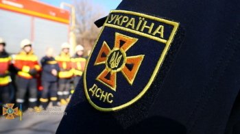 Київські рятувальники показали воронку від вибуху на території дитсадку (відео)