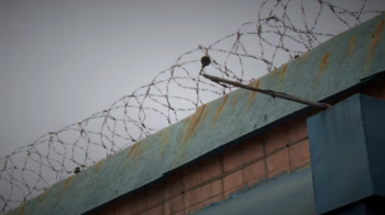 Катують та знущаються: маріупольців, які не пройшли "фільтрацію", кидають до в’язниці