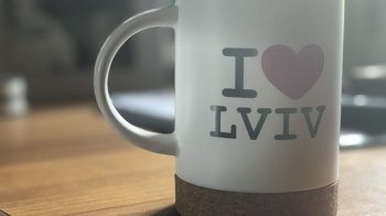 "Я люблю Львів": голлівудська зірка Бен Стіллер показав горнятко, яке привіз з України (фото)