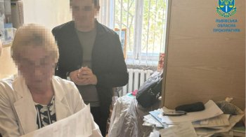 У затриманої на хабарі 73-річної заввідділення львівської лікарні знайшли 2 млн грн