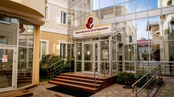 У Львові художник відсудив у медцентру Святої Параскеви 130 тис. грн за свої картини