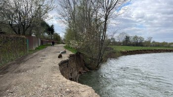 «Ми відрізані від світу»: у Стрийському районі річка руйнує сільську дорогу (фото)