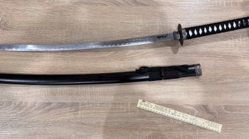 Меч, цигарки і вживані iPhone намагалися перевезти через кордон на Львівщині