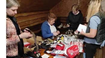 Волонтерки Славської громади шиють медичні підсумки для військових