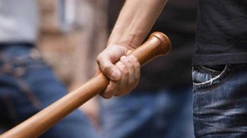 34-річний львівʼянин битою вдарив поліцейського під час відключення будинку від світла