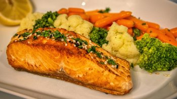 Стейк лосося на сковороді: як приготувати ідеальну рибу вдома