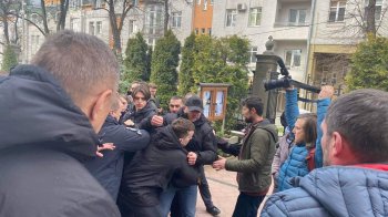 «Можливі погані події»: до московської церкви у Львові, яка сьогодні перейшла до ПЦУ, прийшли семінаристи МП