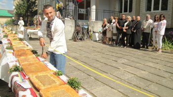 На Львівщині господині спекли рекордний Красівський пиріг Незалежності вагою 242 кг