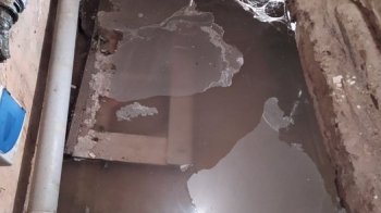 «Сморід в під’їзді страшний»: мешканці будинку на Пасічній скаржаться на затоплений підвал