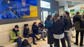 Українці у паспортному центрі