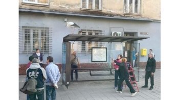 Вчився літати і відбився від зграї — у Львові на Личаківській зловили лелеченя