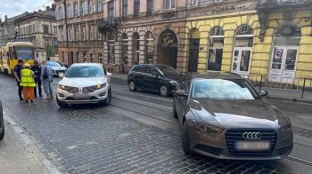 Фото з місця ДТП на вулиці Городоцькій 86