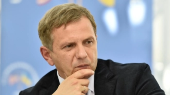 Олег Устенко дивиться в кадр