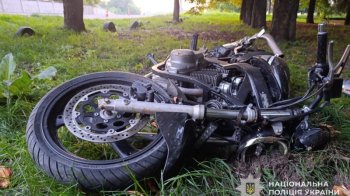 У Бродах 34-річний мотоцикліст на швидкості в'їхав у дерево і загинув