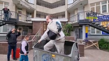 Екснардепа Тараса Чорновола кинули у смітник й облили зеленкою (відео)