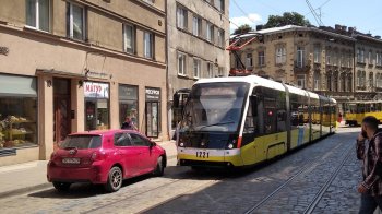 У Львові нові секційні трамваї не можуть проїхати неправильну розмітку стоянки
