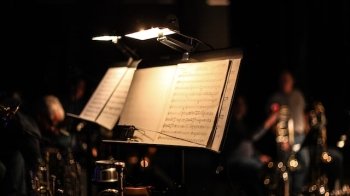 У Львівському органному залі концерт із ліхтарями: у місті ввечері знову зникло світло