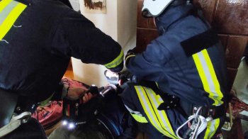 На Львівщині врятували чоловіка, який застряг головою між стіною та пічкою