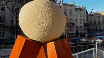 У Львові встановили другу скульптуру перед відкриттям ZAG Gallery