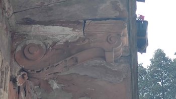 Можливий обвал на людину: у Львові відвалюється балкон старого будинку (фото)