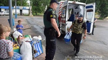 Біля Слов'янська поліцейські евакуювали багатодітну маму з 10 дітьми