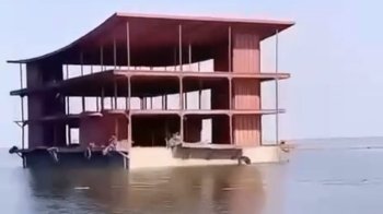 Наслідки екоциду: на Одещину припливають будинки та автомобілі з Херсону