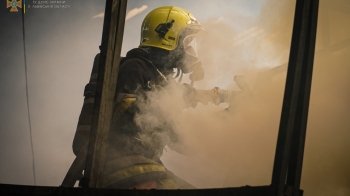 Вогонь ледь не перекинувся на сусідні приміщення: на Дрогобиччині згоріла дерев’яна господарська будівля