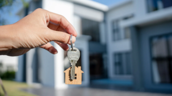 На Львівщині хлопцю без батьківської опіки придбали квартиру