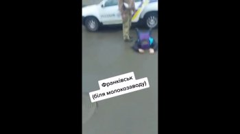 В Івано-Франківську чоловіку «жорстко» вручили повістку: поклали лицем на асфальт
