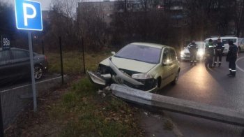 У Львові водійка в’їхала в стовп