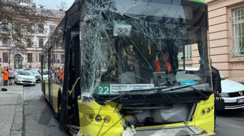 Водій львівського тролейбуса втратив свідомість за кермом і спричинив ДТП
