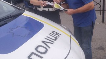 Водій маршрутки проїхав залізничний переїзд повз шлагбаум перед потягом, що наближався