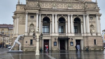 У центрі Львова встановлюють гігантську статую, яка «триматиме» Оперний театр