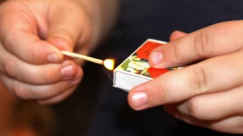 Мешканку Львівщини оштрафували через сина, який підпалив сарай