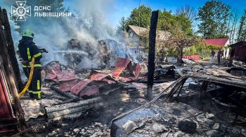 Пожежа на Львівщині: згоріли два авто, гараж і 20 тонн сіна